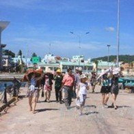 Tàu Mỹ đưa 2.100 khách du lịch cập cảng Chân Mây