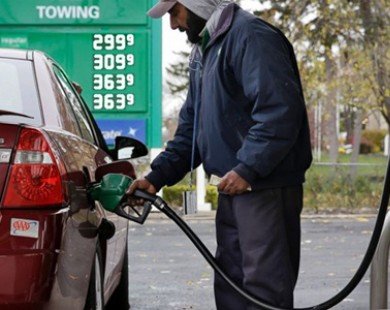 Giá dầu tại Mỹ rơi xuống mức thấp nhất trong một tháng