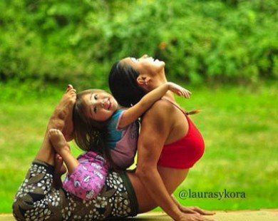 Bộ ảnh mẹ và bé cùng tập yoga cực đáng yêu