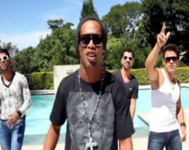 Chán bóng đá, Ronaldinho ra MV ca nhạc