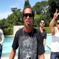 Chán bóng đá, Ronaldinho ra MV ca nhạc