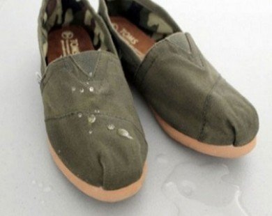 Mẹo xử lý giày dép bị thấm nước mưa đúng cách