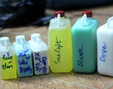 Sữa tắm, dầu gội 12.000 đồng/lít ở chợ hóa chất Kim Biên