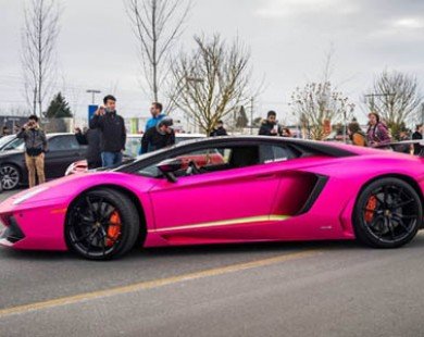 Siêu xe bò tót Lamborghini Aventador “đỏm” trong sắc hồng