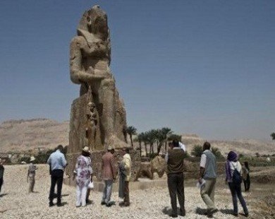 Ai Cập giới thiệu hai pho tượng Pharaoh khổng lồ