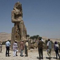 Ai Cập giới thiệu hai pho tượng Pharaoh khổng lồ