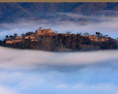 Lâu đài trong mây huyền bí ở Nhật Bản