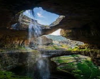 Ngọn thác đổ vào họng hang ngoạn mục ở Lebanon