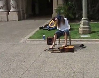 Người đàn ông chơi guitar bằng chân