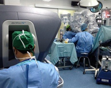 Robots help doctors conduct paediatric surgery