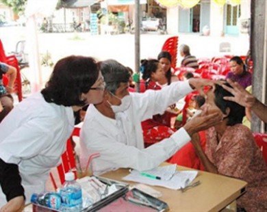 HCM City doctors provide free check-ups in Cambodia