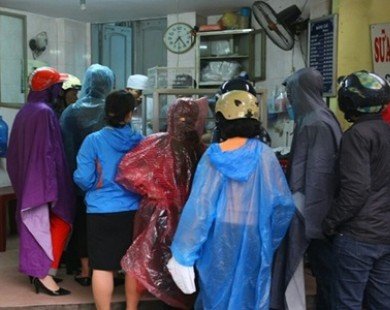 Đội mưa xếp hàng mua bánh trôi chay