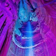 Đi thang máy thăm ngọn thác ngầm trong lòng núi