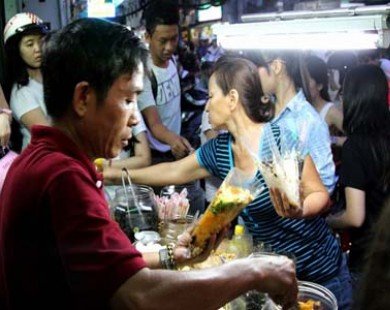 Lấy số thứ tự mua bánh tráng trộn 20.000 đồng ở Sài Gòn