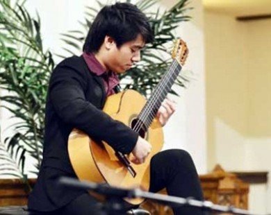 Vietnamese guitarist defeats 200 to win Yale scholarship
