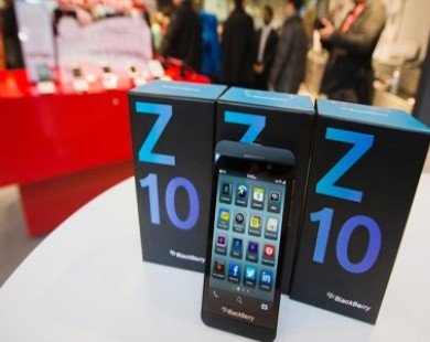 Dân buôn xách tay lỗ nặng vì BlackBerry Z10 đại hạ giá
