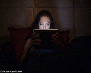 Six in ten don’t get enough sleep: iPads, smartphones and other gadgets blamed for growing problem