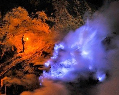 Ngọn lửa xanh kỳ lạ trong hồ núi lửa