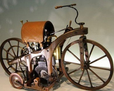 Chiếc xe gắn máy đầu tiên ra đời khi nào?