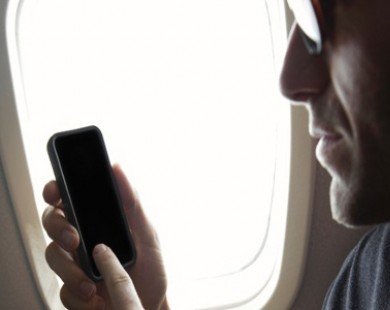 Điện thoại di động hoạt động trên máy bay như thế nào?