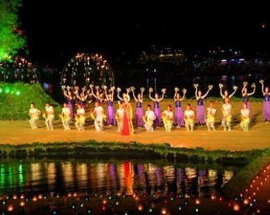 Hue Festival wraps up with colourful shows
