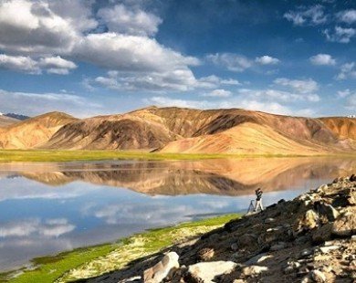 Vẻ đẹp hư ảo của hồ đen Trung Á