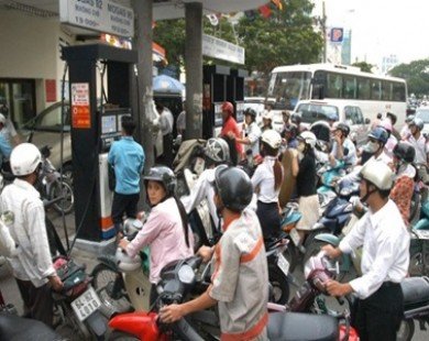 Giá xăng ngược chiều thế giới: Thị trường kiểu Việt Nam?