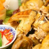 Lạ như ăn gà bọc đất