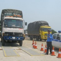 Siết xe quá tải, xăng tăng giá…hàng hóa đua nhau đội giá