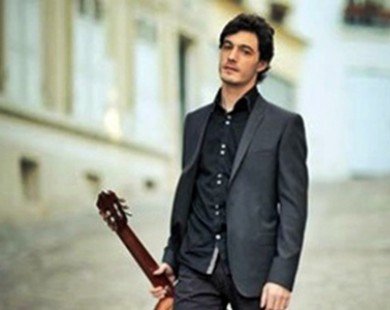 Gabriel Bianco plays guitar at Idecaf