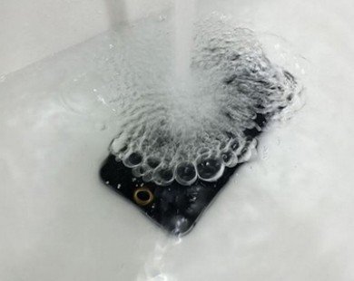 Xuất hiện ảnh mới về khả năng chống nước của iPhone 6
