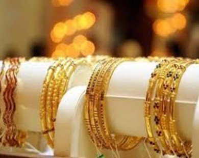 VN gold rises despite global fall