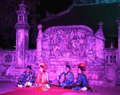 Folk musicians perform in Hue