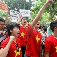 Áo in hình cờ đỏ sao vàng lên cơn sốt