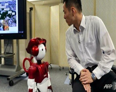 Japan’s Hitachi unveils joking robot