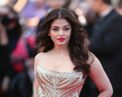 Hoa hậu đẹp nhất thế giới làm điêu đứng triệu trái tim tại LHP Cannes