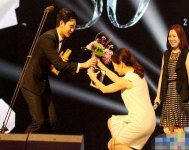 MC nổi tiếng Đài Loan cúi người tặng hoa trai đẹp ’ngoài hành tinh’