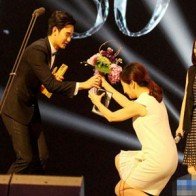 MC nổi tiếng Đài Loan cúi người tặng hoa trai đẹp ’ngoài hành tinh’