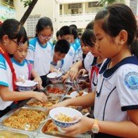 Ăn thử trước khi cho học sinh ăn