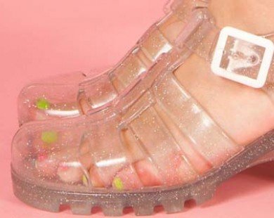 Jelly sandal: Khi thứ đồ rẻ tiền thành hàng hot