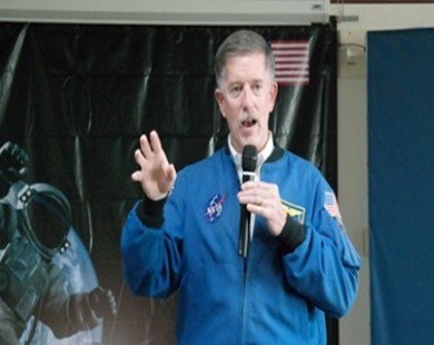 Ex-NASA astronaut inspires VN youth