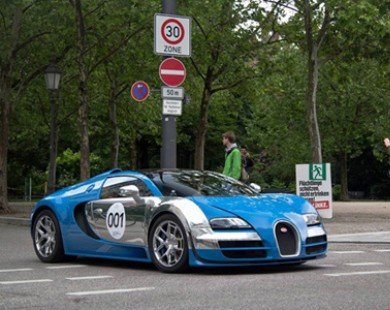 11 siêu xe Bugatti Veyron diễu hành trên phố