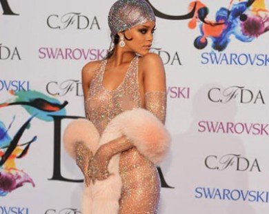 Sốc: Rihanna mặc mỏng tang, lộ gần trọn cơ thể trên thảm đỏ