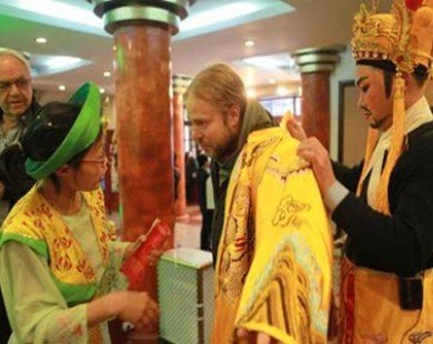 Foreign tourists help keep Vietnam theatre on its feet