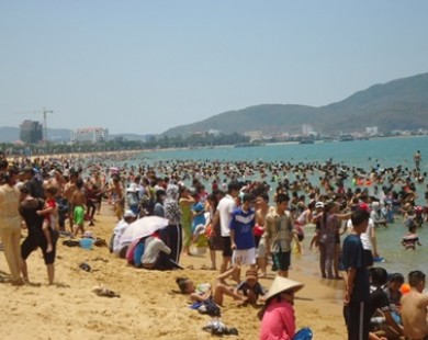 Thousands flock to beach on Doan Ngo Festival