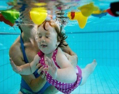 10 mẹo giúp bé bơi lội an toàn trong mùa hè