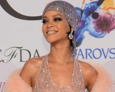 Mặc áo xuyên thấu, Rihanna vẫn là biểu tượng thời trang của năm