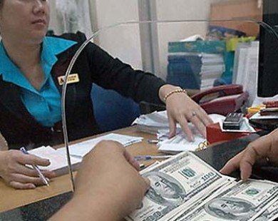 Các ngân hàng giảm mạnh tỷ giá, Vietcombank rút USD khỏi mức trần