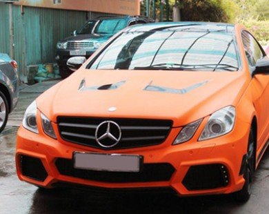 Mercedes màu cam nổi bật ở Sài Gòn
