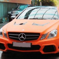 Mercedes màu cam nổi bật ở Sài Gòn